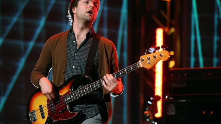 Ex-baixista do Maroon 5 é acusado de violência doméstica; entenda