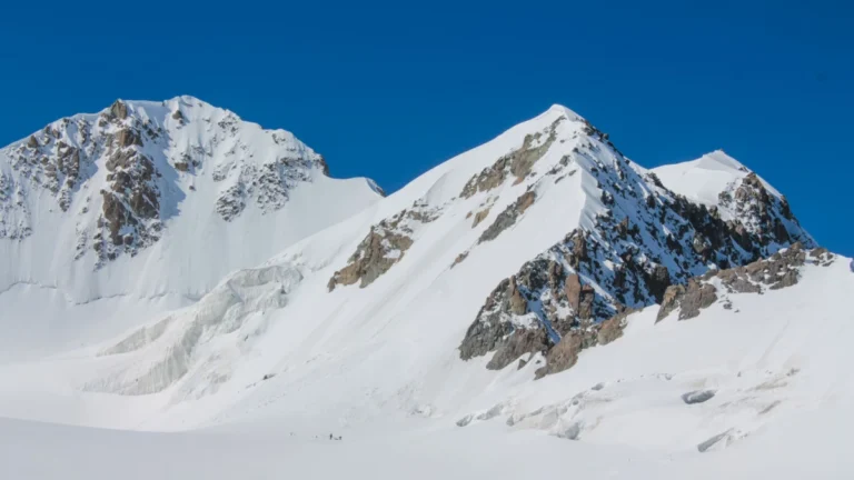 Equipes tentam salvar alpinista presa há 12 dias em montanha do Quirguistão