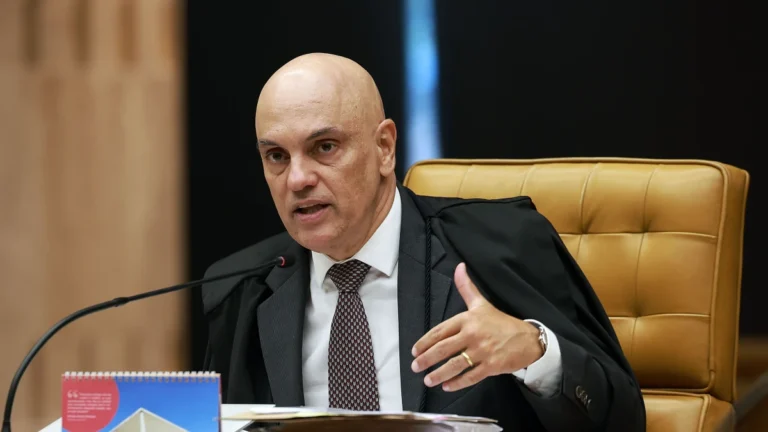 Moraes cita vizinhos ao autorizar polícia no quintal de Bolsonaro; entenda