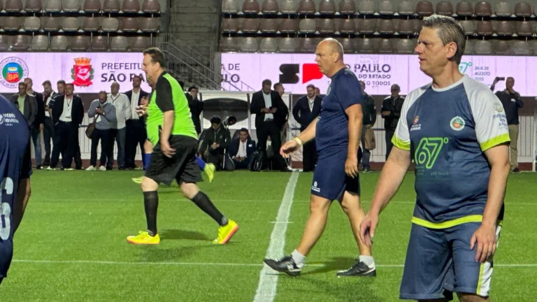 Em SP, jogo de prefeitos tem Tarcísio de camisa 10 e Kassab como juiz
