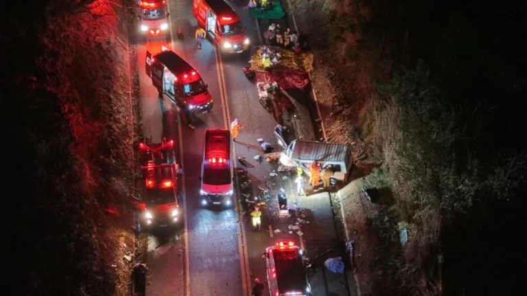 Colisão entre carro e van deixa quatro mortos e 16 feridos em MG