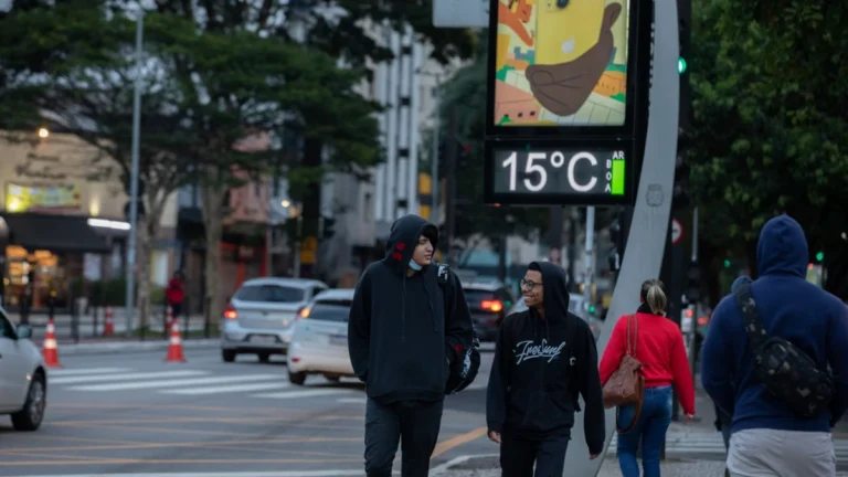 Frente fria encerra veranico e muda clima a partir desta terça (26)