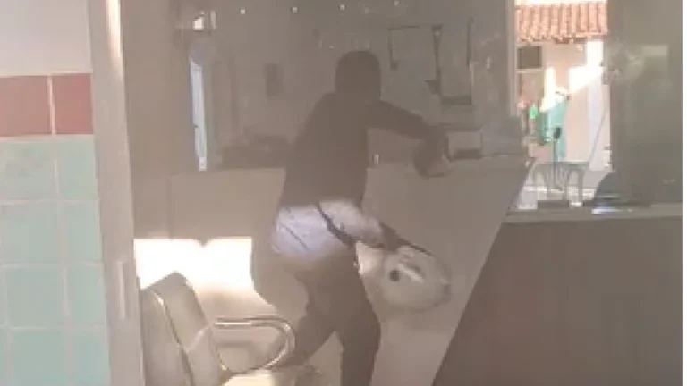 Vídeo: homem tem ataque de fúria e destrói recepção de hospital em MG