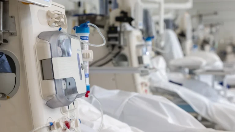 Jovem fica em estado grave após ser contaminado em diálise, diz família