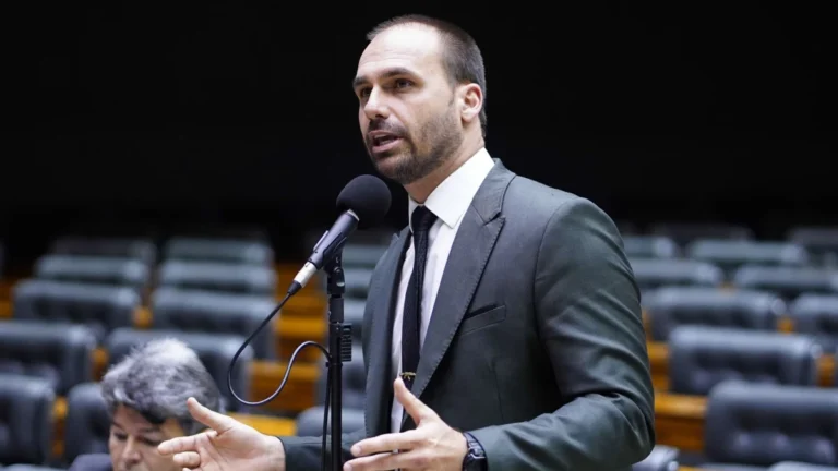 Eduardo Bolsonaro vira tema de disputa de hashtags entre PT e PL
