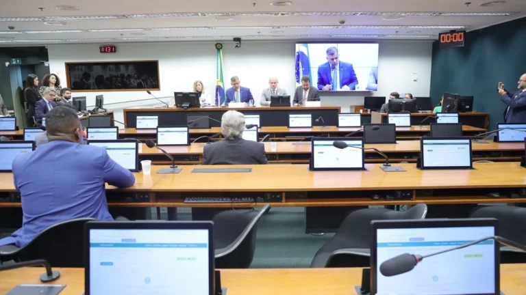Câmara pauta análise de processos contra 11 deputados; Eduardo fica fora