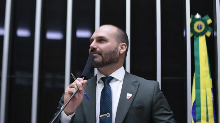 Ex-reitores pedem cassação de Eduardo Bolsonaro a Hugo Motta