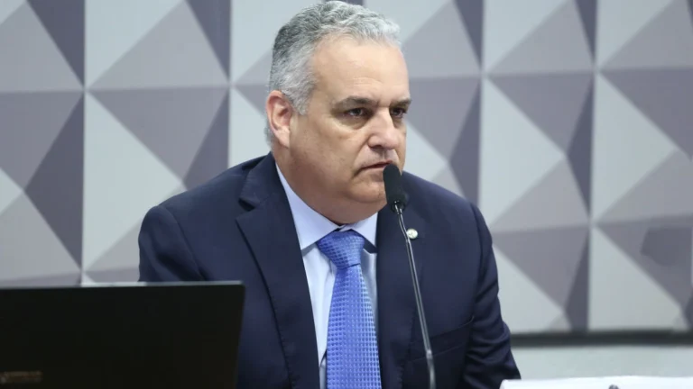 Por “imparcialidade”, relator da CPMI recusa convite para visitar Bolsonaro