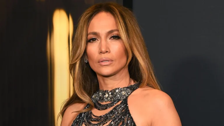Inseto gigante sobe em Jennifer Lopez durante show; veja reação da cantora
