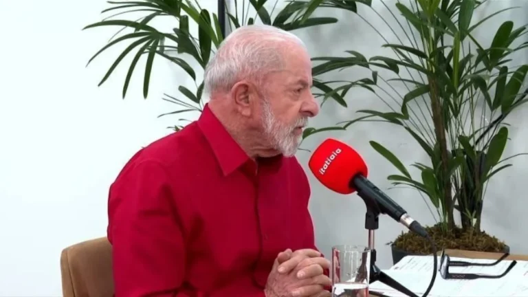 É extremamente necessário cassar Eduardo Bolsonaro, diz Lula à Itatiaia
