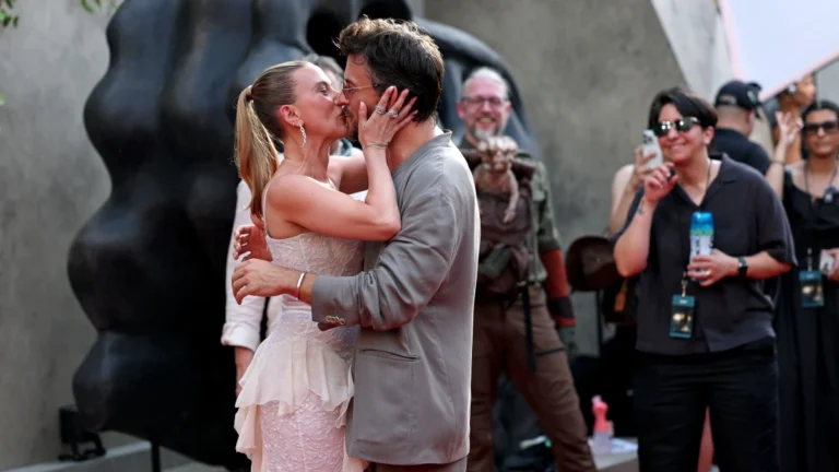 Scarlett Johansson e Joanthan Bailey provocam com nova foto sexy