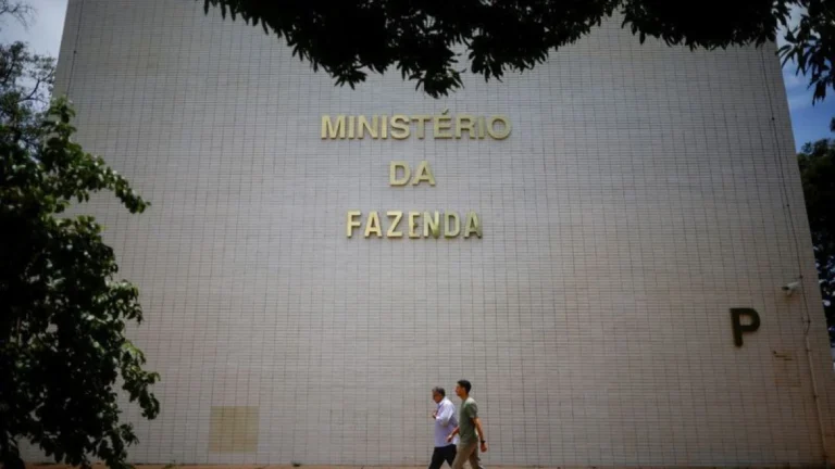 Tarifaço começa a valer sem plano de socorro do governo às empresas