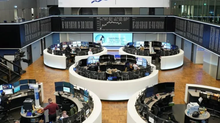 Bolsas da Europa operam mistas com notícias corporativas e lances de Trump