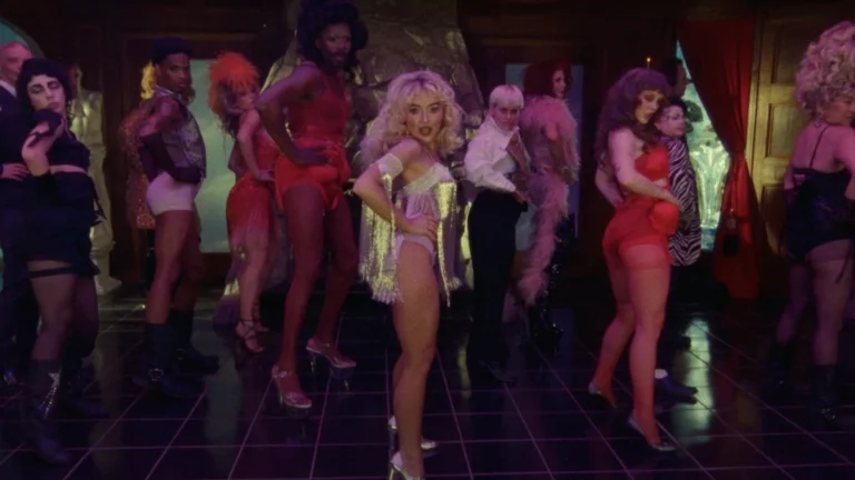 Sabrina Carpenter homenageia clássico do terror musical em novo clipe
