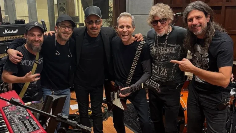 Tony Bellotto volta aos shows com os Titãs após cirurgia de câncer
