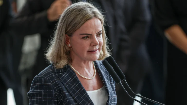 Gleisi chama ministros de centro para barrar votação de urgência da anistia