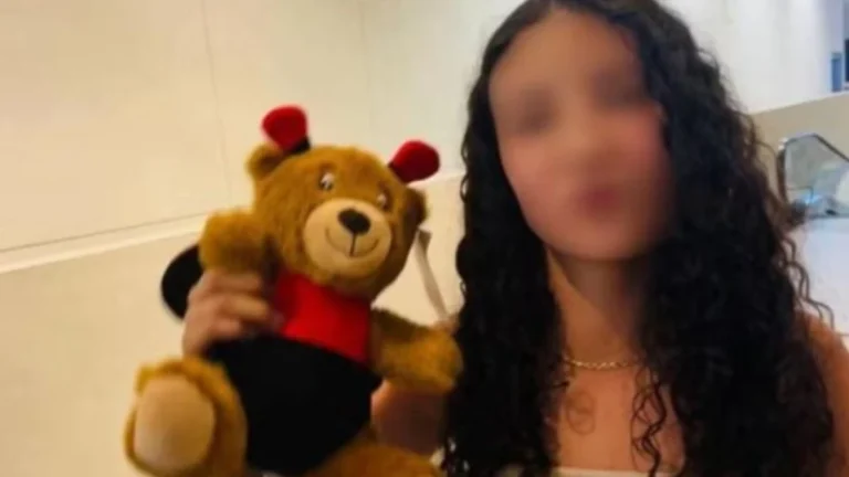 Adolescente de 14 anos morre após cirurgia secreta de silicone feita pelo namorado da mãe
