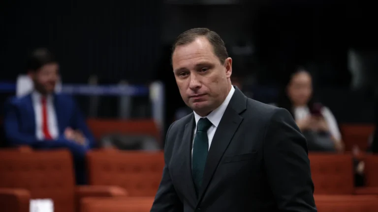 Mauro Cid pede retirada de tornozeleira e declaração de cumprimento de pena