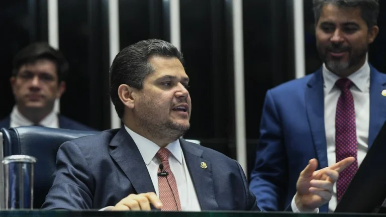 Análise: Alcolumbre leva PEC da Blindagem ao plenário e dá recado à Câmara