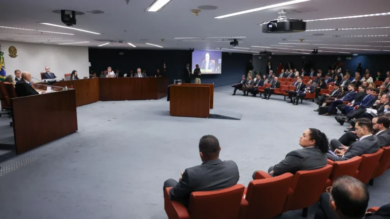 STF avalia delação e defesa antes de decidir sobre condenação de Bolsonaro