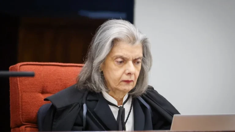 Dino brinca com Cármen Lúcia e faz piada sobre leitura de “voto impresso”