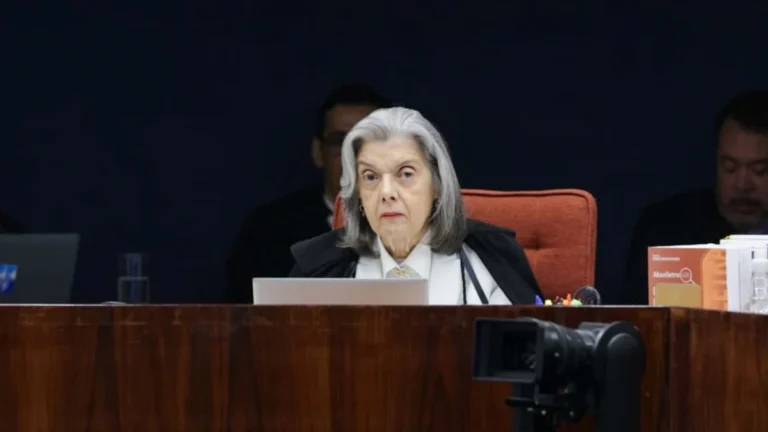 “Bolsonaro praticou os crimes imputados a ele”, diz Cármen Lúcia