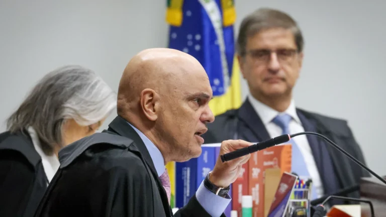 Moraes diz que Bolsonaro “liderou” organização criminosa entre 2021 e 2023