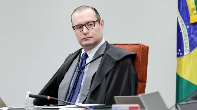 Cristiano Zanin inicia último voto na ação contra Bolsonaro