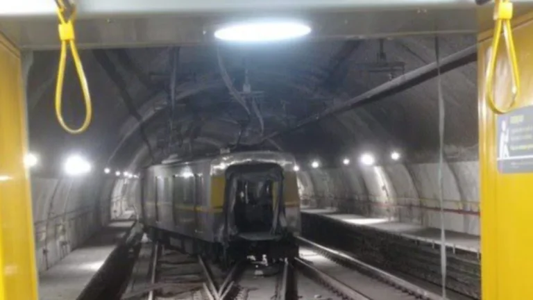 Tragédia: Trem lotado de passageiros se parte ao meio em metrô de SP