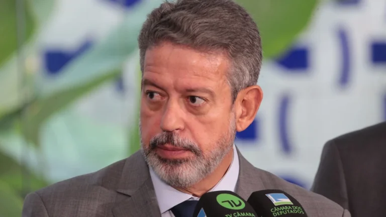 Lira nega uso do IR para “chantagem” e diz que trabalhará para manter texto