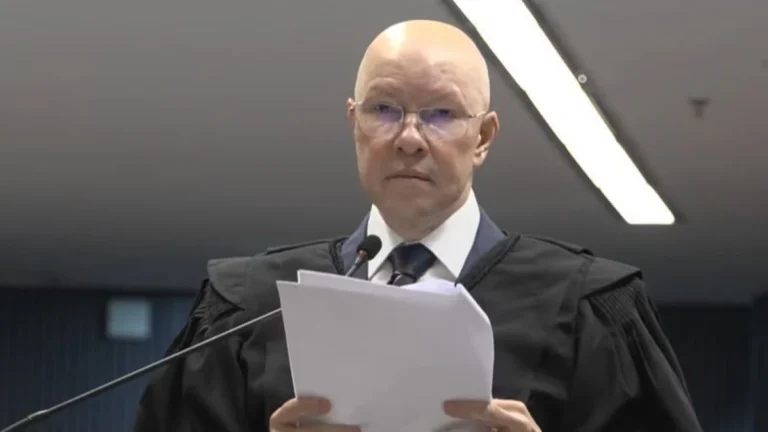 Advogado de Garnier usa 20% do tempo de fala para elogiar ministros do STF