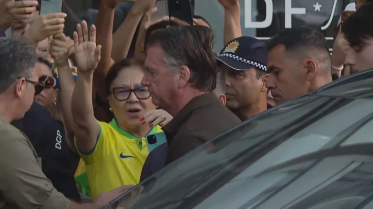 Carlos diz que escolta armada a hospital foi feita para humilhar Bolsonaro