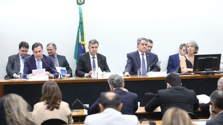 CMO aprova proposta que amplia Fundo Eleitoral para R$ 4,9 bilhões em 2026