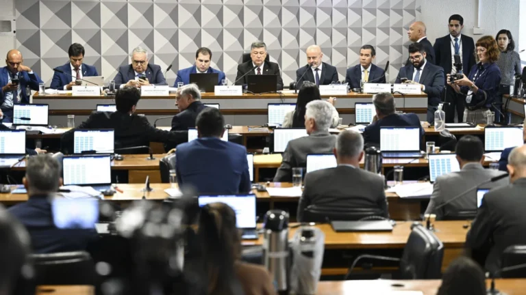 Deputado e advogado do “Careca do INSS” discutem na CPMI; assista