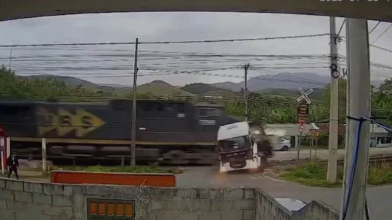Caminhão é atingido por trem ao cruzar linha férrea, veja vídeo