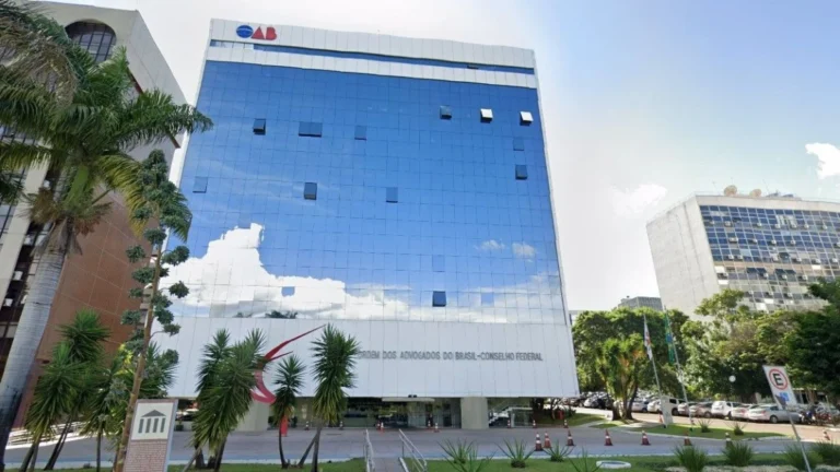 OAB pede retratação da CPMI após confusão com o advogado