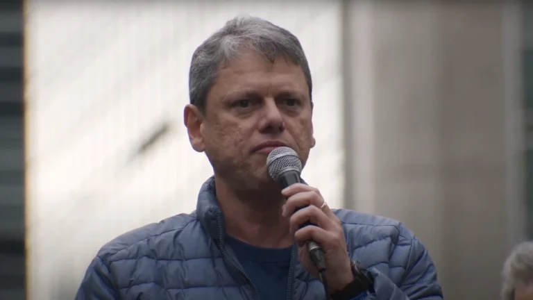 Com gritos de “anistia já”, Tarcísio pressiona Hugo Motta na Paulista