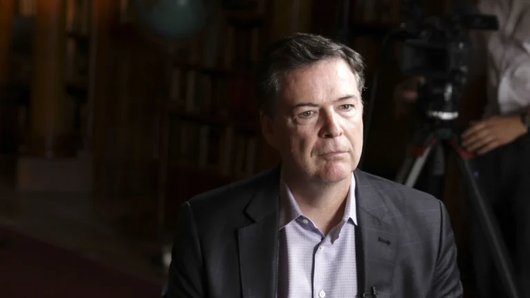 Ex-diretor do FBI James Comey é indiciado após pressão de Trump