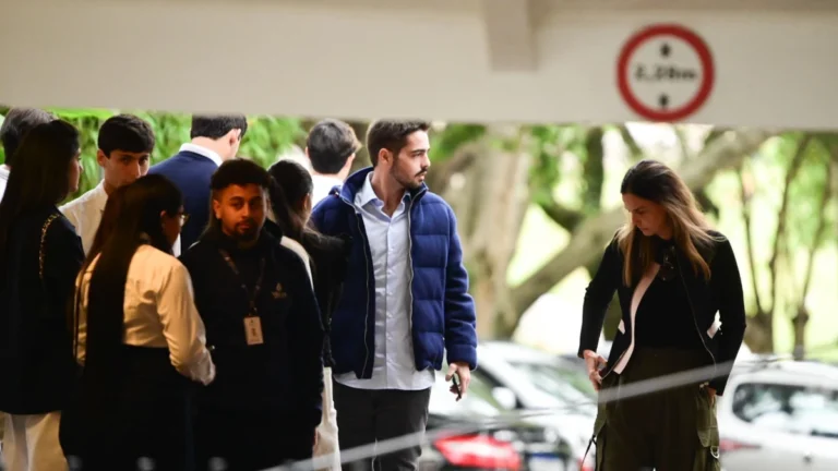 João Silva, filho de Faustão, se despede da filha de ex-namorada em velório