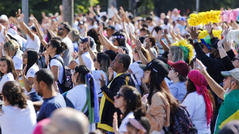 Teorias conspiratórias nutrem religiosidade atualmente, diz teólogo