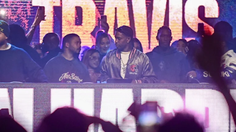 Após The Town, Travis Scott vai a after party e faz show exclusivo; veja