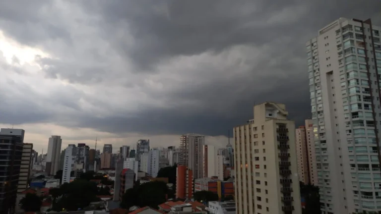 Frente fria encerra calor no Sudeste e abre primavera no Brasil