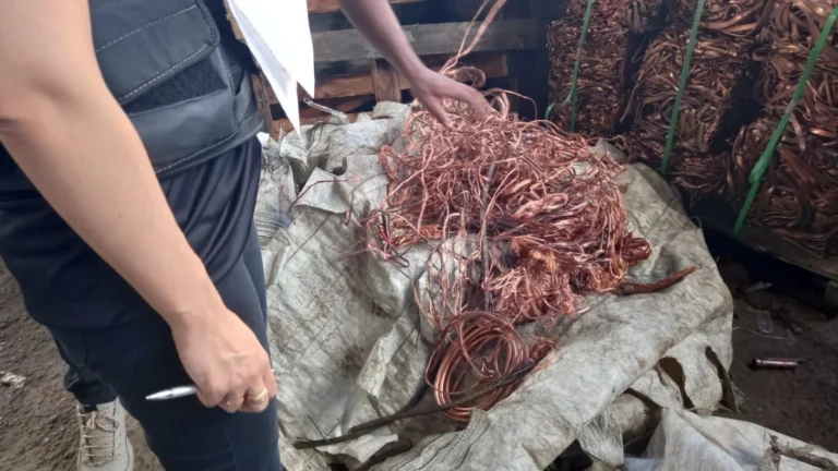 Ferros-velhos são alvo de operação contra comércio de cabos furtados na BA