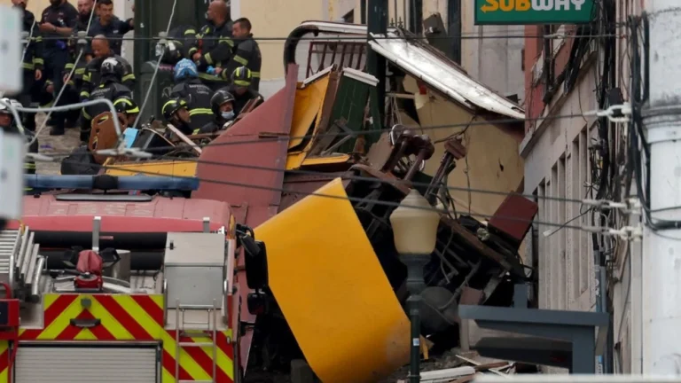 Bondinho de Lisboa descarrila, tomba e deixa 15 mortos e 18 feridos; VÍDEO