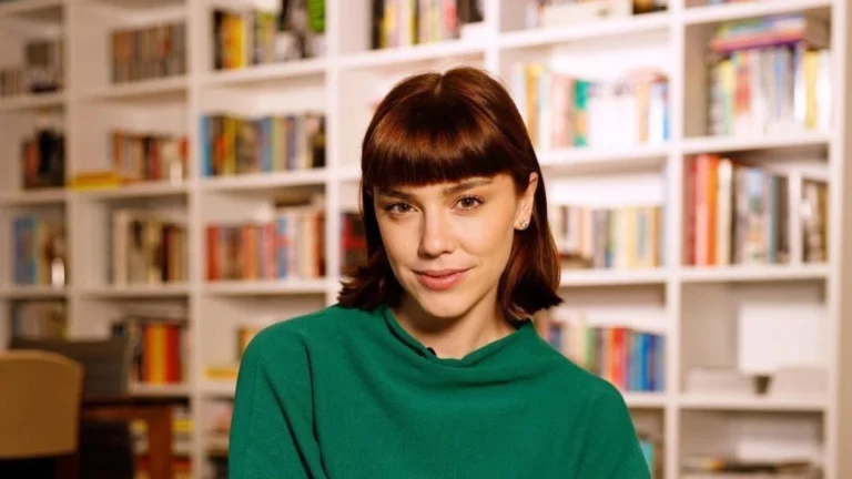 Alice Wegmann crê em relações de longo prazo: “Romântica de carteirinha”