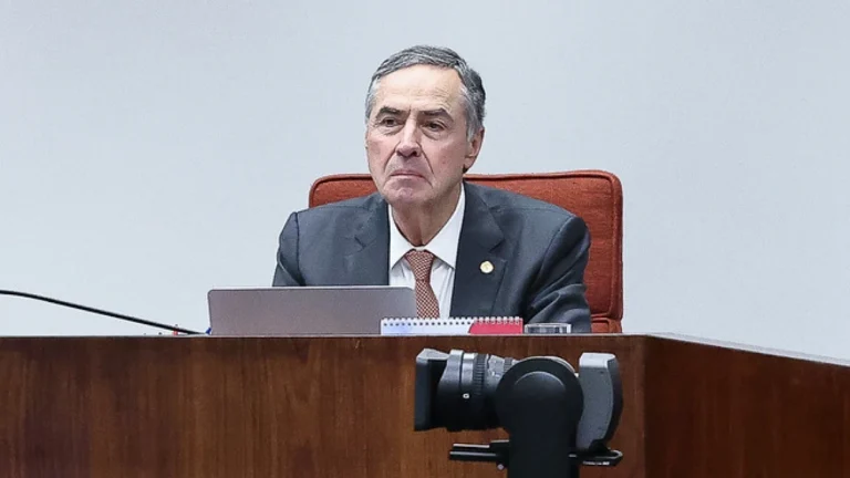 Análise: Presença de Barroso em julgamento de Bolsonaro mostra união do STF