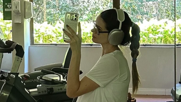 Grávida de 7 meses, Camila Queiroz exibe barrigão na academia