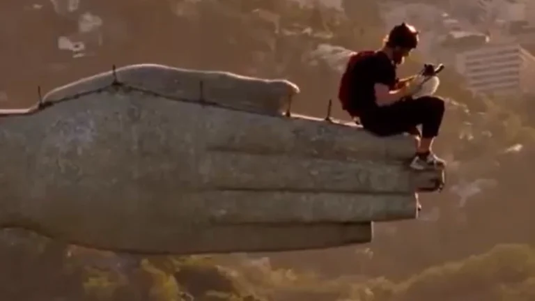Homem invade o Cristo Redentor e salta de paraquedas da mão do monumento; veja vídeo