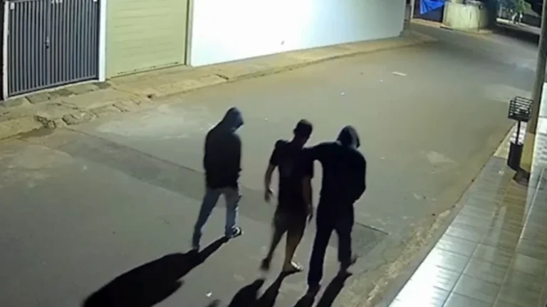 Jovem é morto após ser retirado de casa por bandidos no interior de Minas