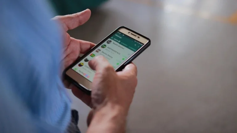 Jovem é presa por disseminar fofoca e cobrar valor das vítimas em MG